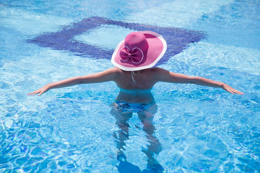 détente dans une piscine de camping La Palmyre